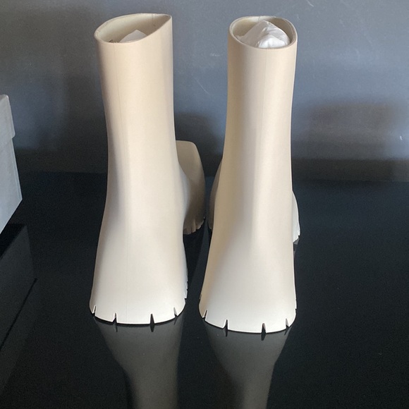 NWT BALENCIAGA BEIGE TROOPER RUBBER BOOTS- SUPER STYLISH 🔥 - Picture 12 of 14